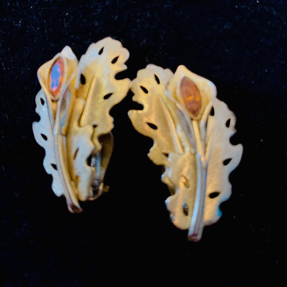 Vintage Whiting And Davis Clip Earrings - Picture 2 of 6